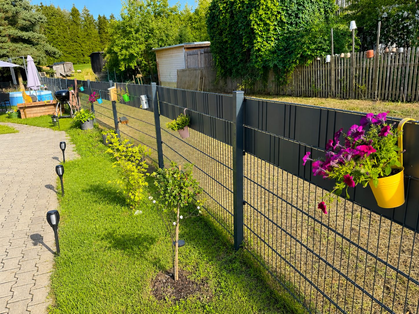 Stabmattenzaun: Hausgarten mit Sichtschutz